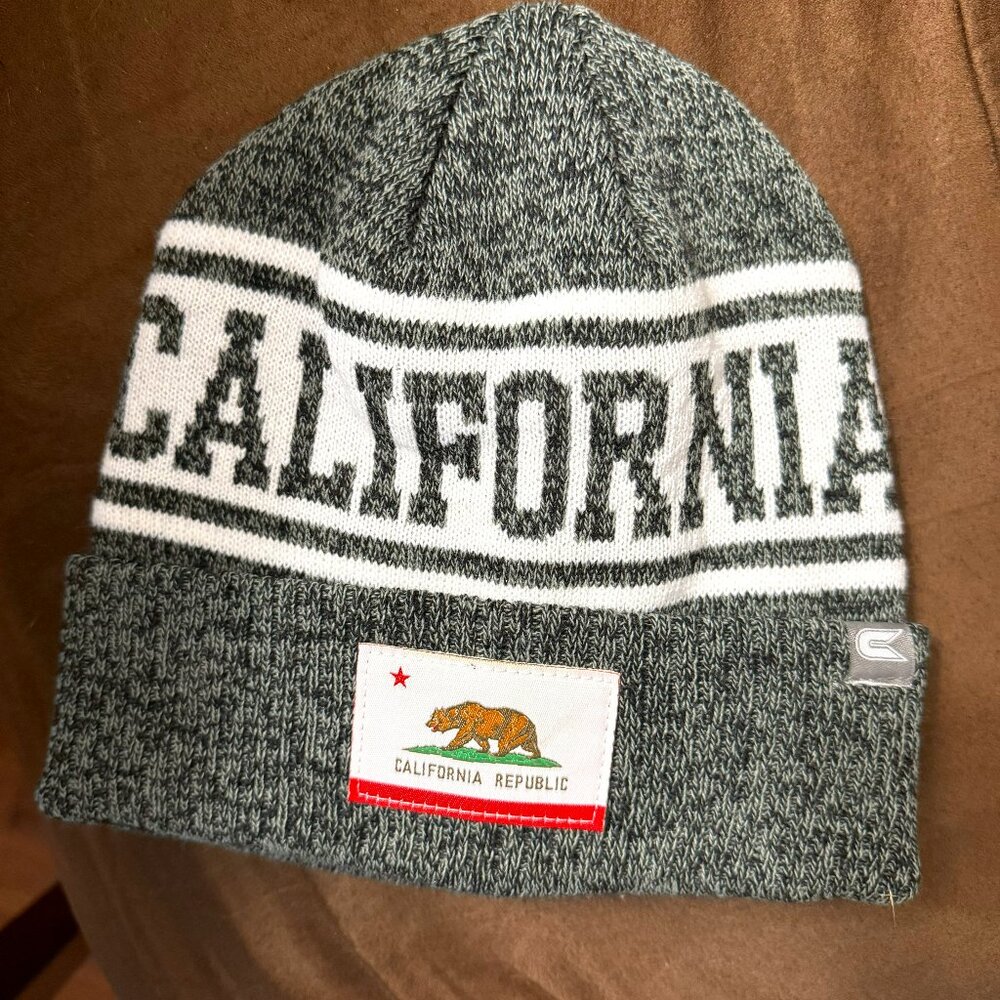 This knit beanie features a classic snug fit for a cozy feel. Nwt